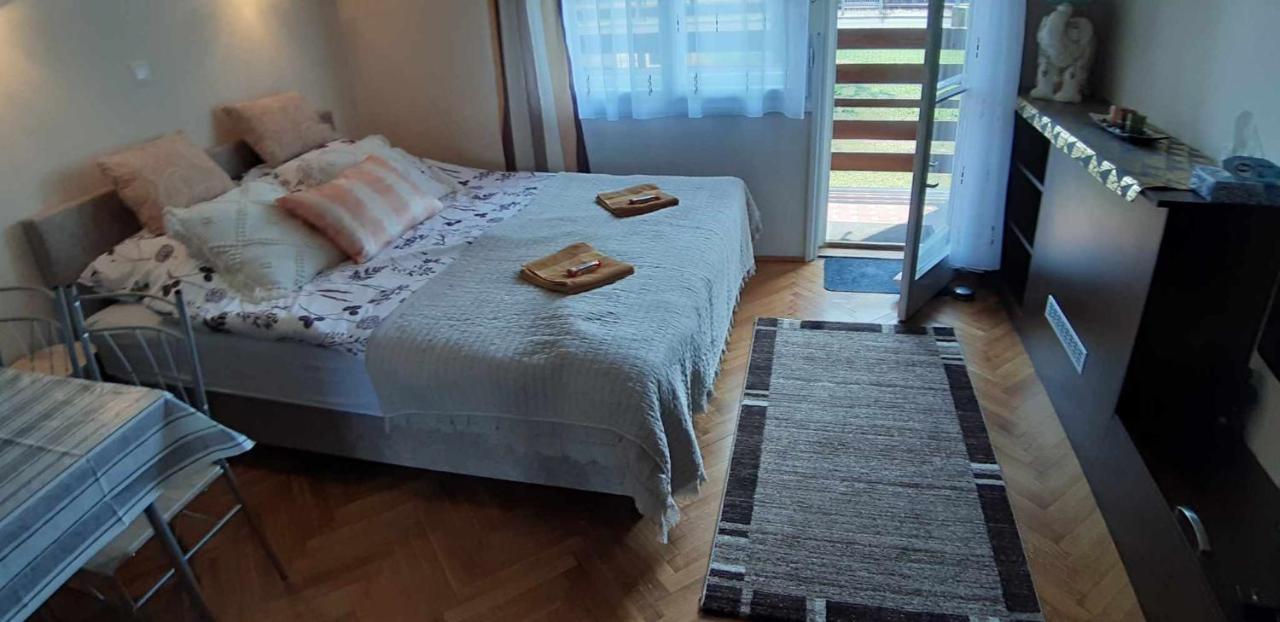 Rosy Apartman Apartment Vonyarcvashegy Exterior photo