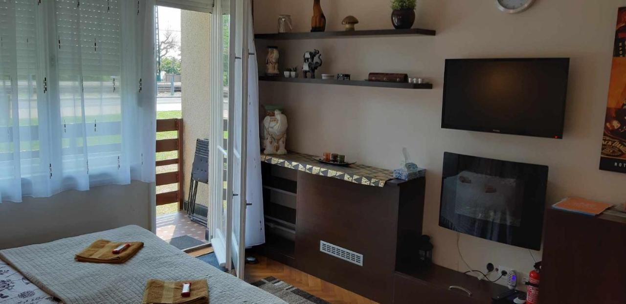 Rosy Apartman Apartment Vonyarcvashegy Exterior photo
