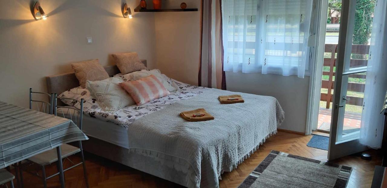 Rosy Apartman Apartment Vonyarcvashegy Exterior photo